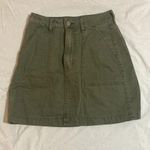 Militärgrön jeanskjol från HM, 34 - Militärgrön jeanskjol från HM, storlek 34. Aldrig använd!