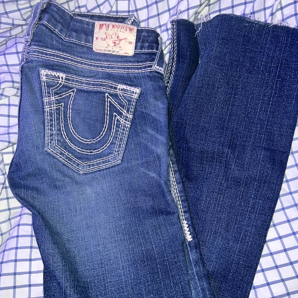 Säljer nu mina Lowwaisted straight leg true religion jeans för att de inte kommer till användning. Innerbenslängden är cirka 72 cm och midjemåttet är cirka 39. Jeans & Byxor.