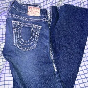 True religion Jeans  - Säljer nu mina Lowwaisted straight leg true religion jeans för att de inte kommer till användning. Innerbenslängden är cirka 72 cm och midjemåttet är cirka 39