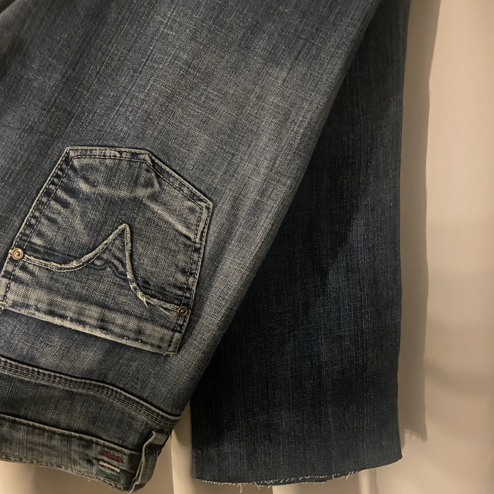 Jätte fina  lågmidjade, utsvängda jeans från disel. Bra skick och säljer pga att de är för små tyvvär.. Jeans & Byxor.