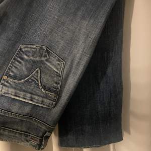 Jätte fina  lågmidjade, utsvängda jeans från disel. Bra skick och säljer pga att de är för små tyvvär.