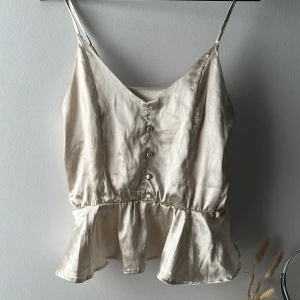 Topp - Så söt topp, köpt secondhand men jag har aldrig använt den😊(översta knappen är borta men inget man tänker på)