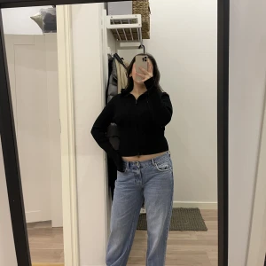 Kofta  - Från Monki i 2 olika färger, använda 1 gång vardera. Superfin att ha öppen också. Priset är för 1.