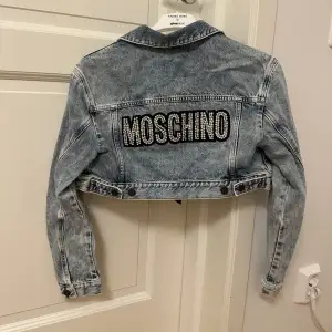 Säljer denna såå coola jeansjackan från moschino x hm samarbetet❤️ går inte att få tag på längre❤️ aldrig använd med lappar kvar! Köpt för 1500kr