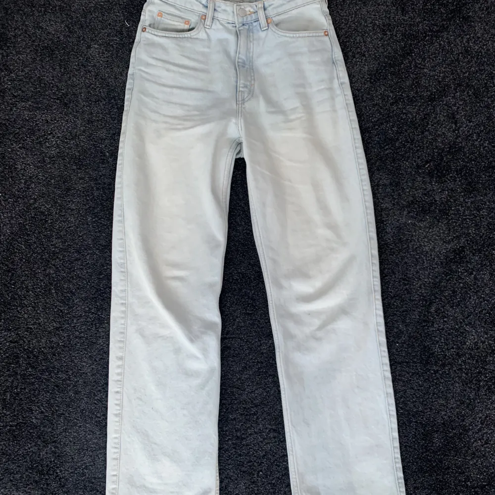 Rowe Jeans från weekday. Nyskick, köptes för 600kr.  . Jeans & Byxor.