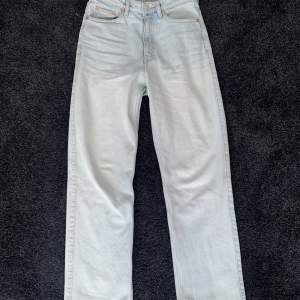Rowe Jeans från weekday. Nyskick, köptes för 600kr.  