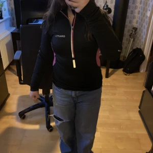 Craft flis tröja  - Säljer min flis tröja då den inte kommer till användning längre, den är använd ett få tal gånger och har inga synliga skador den är i storlek xs men passar storlek s som jag har, tryck gärna på köp nu knappen om du vill köpa 💕💗
