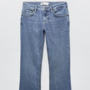 Zara Low Waist Bootcut - Snygga jeans från Zara! Använda 1 gång, fint skick💕💕