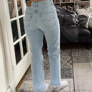 Jag säljer dessa högmidjade Levi’s jeans då de inte kommer till någon användning.   Storleken är 26 men jag skulle säga att den sitter mer som strl 25. Jag är 163 cm lång & tycker att dom sitter bra i längden 💕🌞 