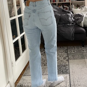 Ljusa Levi’s Jeans i storlek 26 - Jag säljer dessa högmidjade Levi’s jeans då de inte kommer till någon användning.   Storleken är 26 men jag skulle säga att den sitter mer som strl 25. Jag är 163 cm lång & tycker att dom sitter bra i längden 💕🌞 