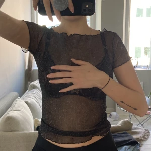 Glitter topp från Chiquelle - Säljer en snygg mesh topp, endast använd en gång! 🤍 