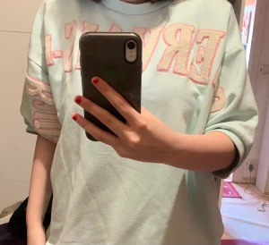 Sweater  - Ljus blå tröja med text, köpt från Sellpy. Är lite noprig.
