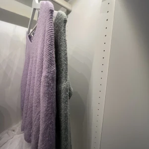 Stickad tröja💖 - Jag säljer de här två stickade tröjorna från Vero Moda eftersom att de inte kommer till användning längre💕Orginalpriset var 249kr st men jag säljer antingen en för 120 eller båda för 210kr💖strlk på båda är M men skulle säga passar både S och L💗