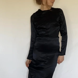 Festklänning med öppen rygg - Svart festklänning med öppen rygg 