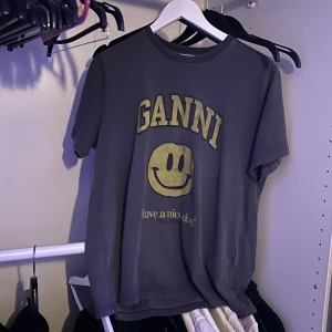 Ganni t shirt  - Grå t shirt ifrån Ganni, använd fåtal gånger! ❤️