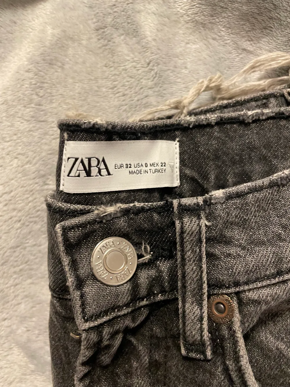Zara jeans i stl 32.  Passar mig i längden som är 165. Midwaist och raka I benen! Aldrig använda 💓 Köparen står för frakt!. Jeans & Byxor.