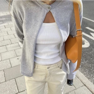 Kofta - Svart kofta från Djerf avenue i nyskick. Nypris 1099kr, säljer för 800kr. Sitter som en xs/s