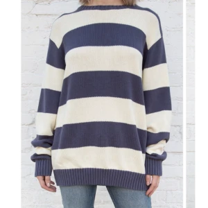 brandy melville  - säljer en oversize randig stickad tröja från brandy melville. använts ett fåtal gånger och är fortfarande i fint skick