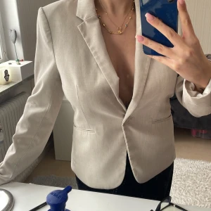 Beige kavaj  - Kavaj från H&M. Kavajen är i nyskick och har en snygg passform.  Liten i storleken passar mig som brukar ha 34. 200kr inklusive frakt. 