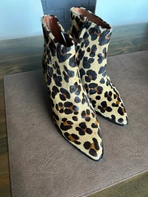 Coola leopard stövletter  - Coola leopard stövletter i skinn strl.38 Använda ett fåtal gånger och är i ett mycket bra skick 