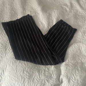 Byxor  - Mjuka sköna ”kostymbyxor” typ, väldigt snygga men man kan ha dem som snygga mjukisar.