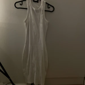 Vit klänning från NewYorker strl S - Jätte fin ribbad vit klänning från NewYorker strl S. Skriv privat för bild på☺️