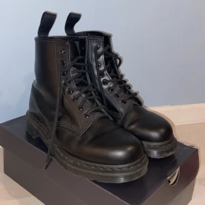 Dr Martens  - Säljer mina snygga all black dr Martens äkta . Använda 2 gånger. Som helt nya storlek 39. 