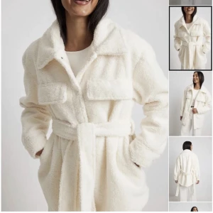 Svart Teddyjacka - Denna jacka fast i svart, säljer eftersom den inte kommer till användning💕Den saknar den översta knappen men det är inget som syns då det Inte är så snyggt att ha alla knappar stängda! Skickar mer pulser privat❤️