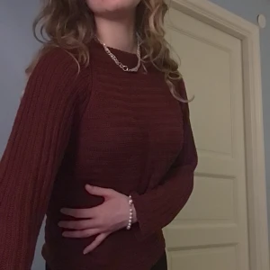 Röd stickad tröja - Vinröd stickad tröja🥰 Varm och mysig!