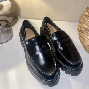 Loafers - Säljer ett par loafers i strl 37. Aldrig använda, köpare står för frakt💜
