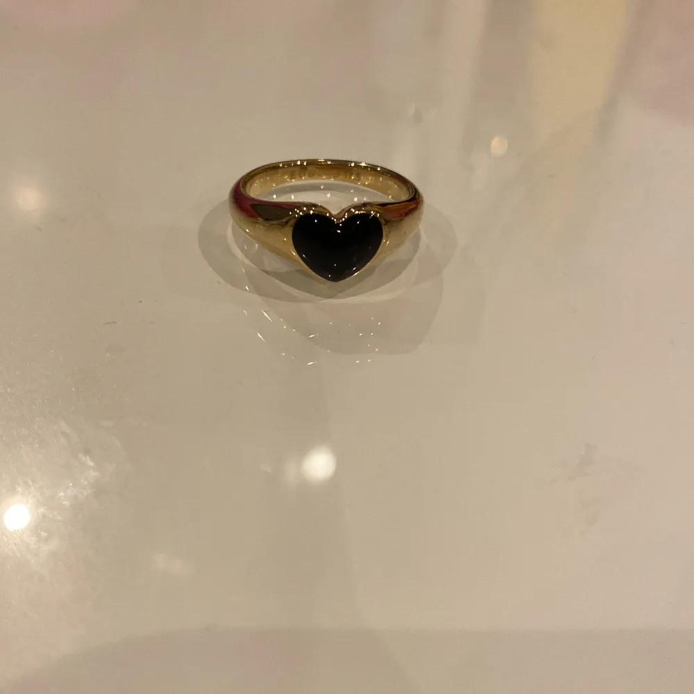 En ring från Edblad, Signet ring heart black gold, säljer för 200 ink frakt! Ny pris: 399kr skirv för mer bilder! Den är i storleken m, 17,5mm och passar nog dom flesta❤️ dom är köpa på edblads hemsida. Accessoarer.