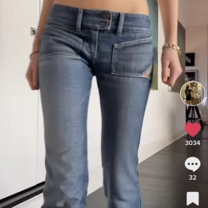 Lågmidjade dieseljeans - LÅNAD FÖRSTA BILD SOM VISAR MODELLEN, NT EXAKT FÄRG. Supernajs lågmidjade jeans från diesel. Passar på någon kort, strl XS. Midja 35, innerben 71. För små för mig så har inga bilder på!!! 300kr + 69kr frakt