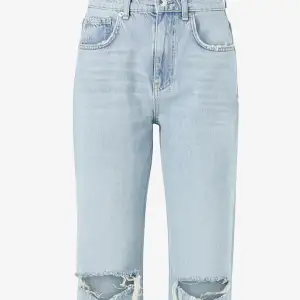 Snygga blåa jeans med hål från Gina Tricot. Säljer då eftersom de inte kommit till användning, därför bara använda ett fåtal gånger
