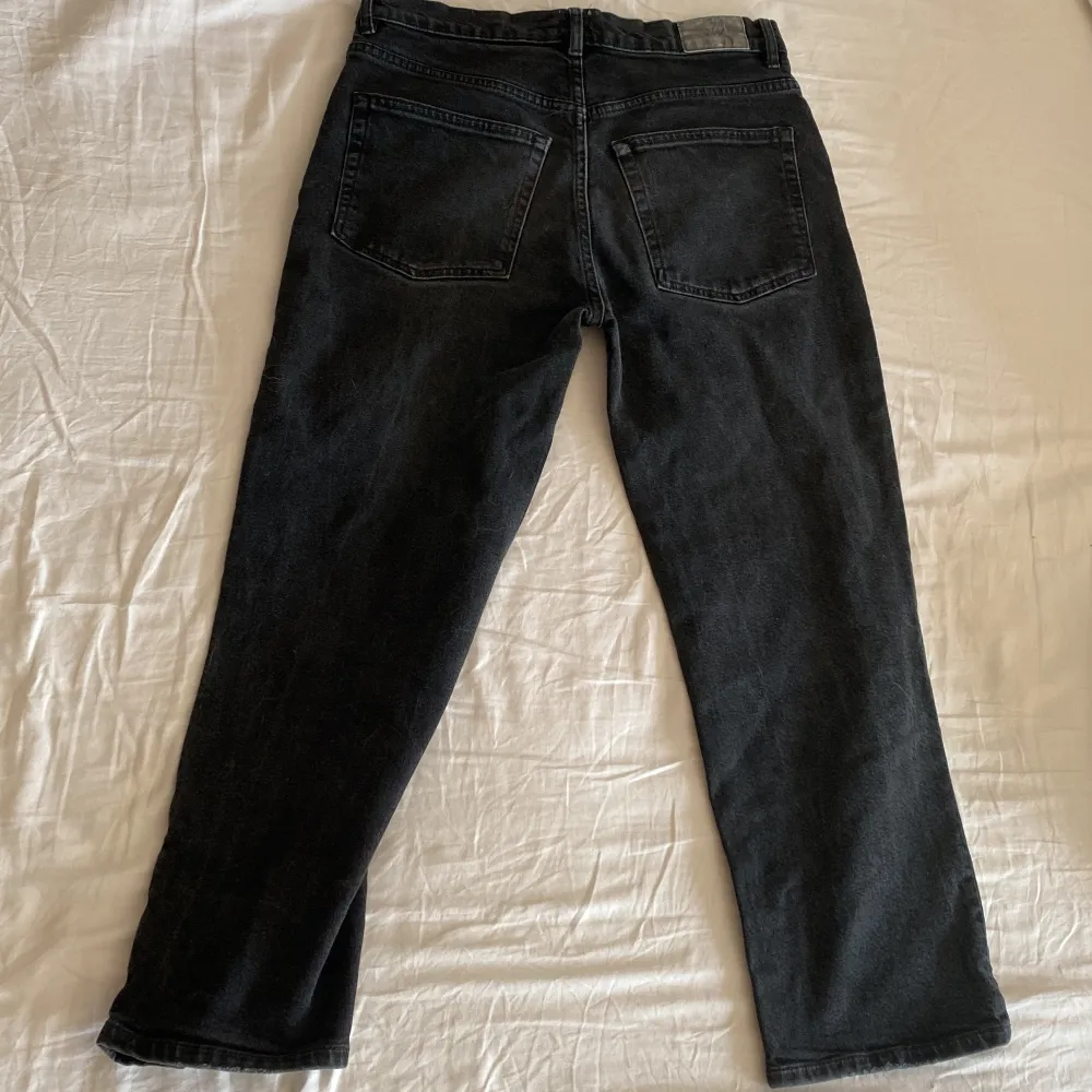 Breda Jeans i storlek L. Ganska korta i benen. Köpare står för frakt . Jeans & Byxor.