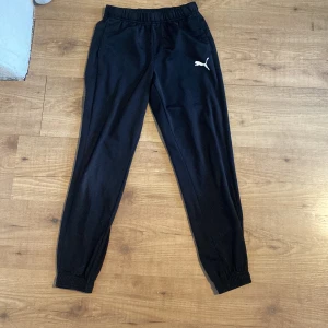 Puma byxor  - Säljer mina puma byxor då dom är för små 