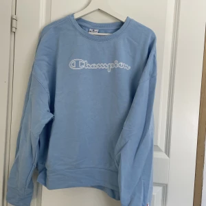 Tröja från Champion - Mysig tröja från Champion. Storlek XL men mer som en L. Ljusblå fin färg. Knappt använd. 