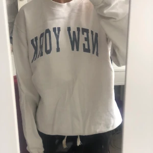 Sweatshirt - Säljer en vit sweatshirt med ett fint, basic tryck på bröstet. Köpt här på plick. Tröjan är inte så töjbar, känns mer som nytvättad vilket den också var när jag köpte den. Storlek S-M (oversized på mig som har XS-S). Köparen står för frakten😇