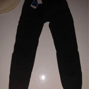 CARGO BYXOR (JJIPAUL JJPLAKE AKM 542 BLACK NOOB) - Cargo byxor från Jack and Jones. Kvittot finns kvar och taget. Splitter ny! Den har köpts för 699kr men säljer den billig! Kvittot kan bevisa de. Den exakta modellen är JJIPAUL JJPLAKE AKM 542 BLACK NOOB. Ni kan söka på Google de här så kommer ni få fram 