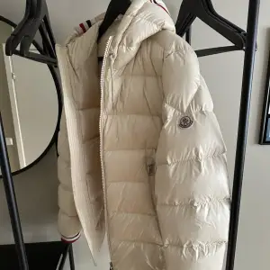 Säljer denna sällsynta moncler jacka till bra pris. Jackan är i super skick men skulle behöva en kemtvätt. Jackan har inga hål eller permanenta skador. 