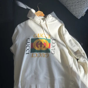 Gucci Hoodie - Säljer denna Gucci hoodie i storlek M. Mycket fint skick