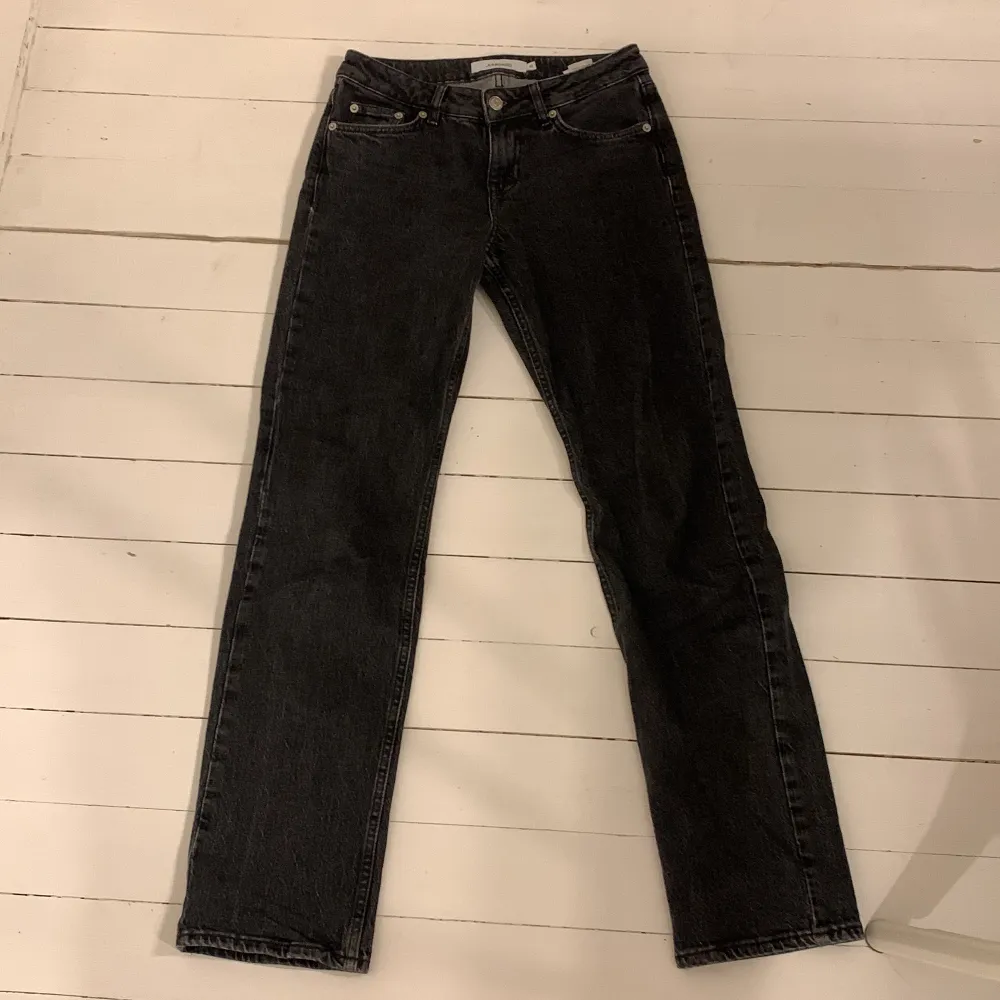 Low waist/ mid waist svarta straight jeans i storleken XS från Junkyard. Säljer för jag tycker de sitter för tajt, vill köpa större storlek. Jätte bra skick, änvända några gånger.  Skriv för mer information.🥰. Jeans & Byxor.
