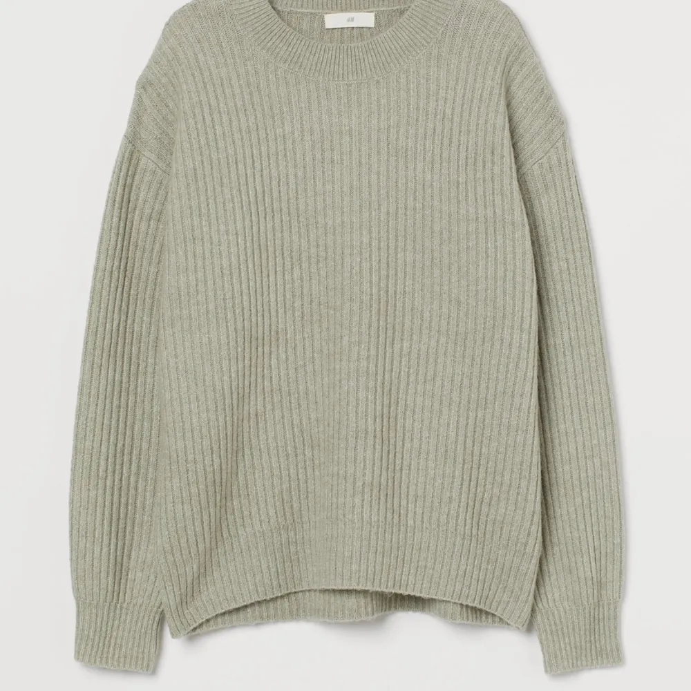 Säljer denna gröna stickade tröja från H&M. Inte nopprig, bra skick. Jättefin. . Tröjor & Koftor.