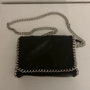 Tiamin väska - Säljer min Tiamo Priscilla väska. Knappt använd och i näst intill nytt skick! Nypris 499 kr. Frakt kostar 90 kr🤍