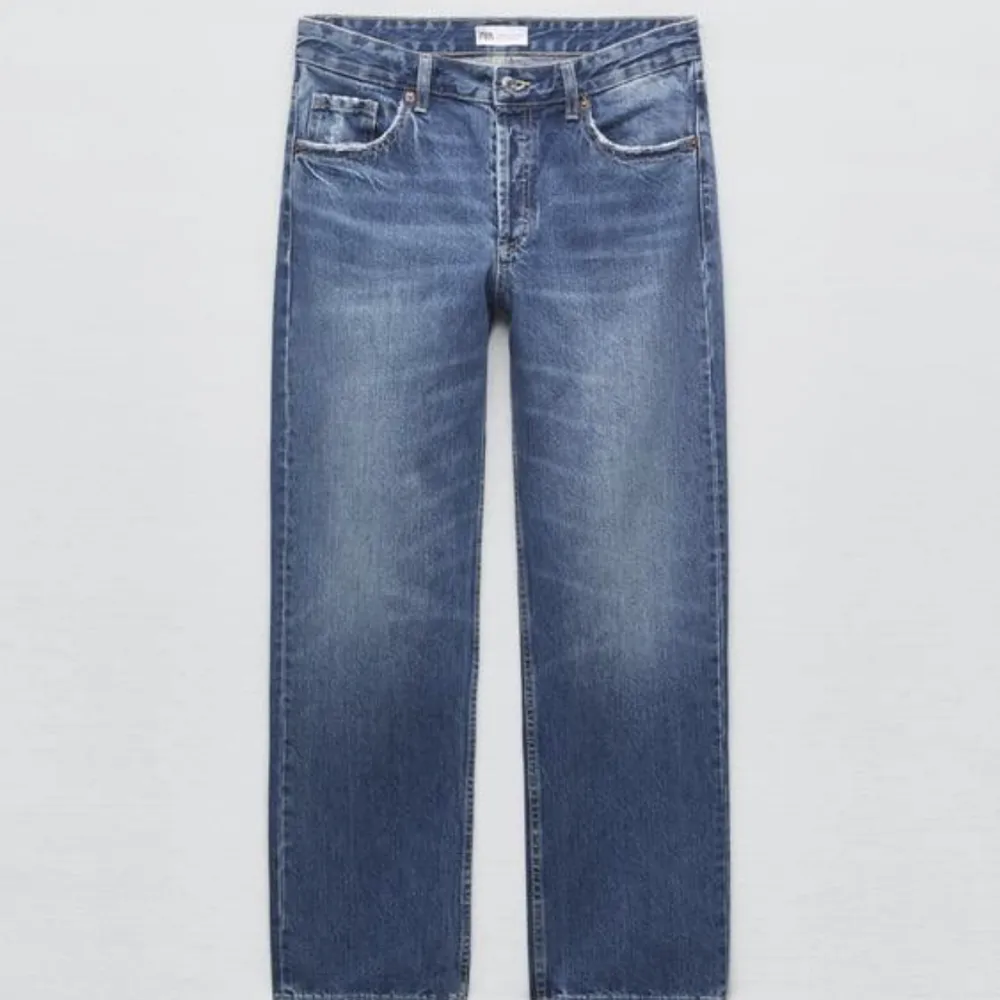 Säljer nu mina fina midrised raka jeans ifrån zara som inte längre finns kvar. Säljer på grund utav att dem inte kommer till användning. Dem är i mycket fint skick och är sparsamt använda. Skriv ifall de finns frågor eller annat. Köparen står för frakten🤍. Jeans & Byxor.