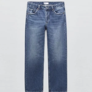 Zarajeans  - Säljer nu mina fina midrised raka jeans ifrån zara som inte längre finns kvar. Säljer på grund utav att dem inte kommer till användning. Dem är i mycket fint skick och är sparsamt använda. Skriv ifall de finns frågor eller annat. Köparen står för frakten🤍