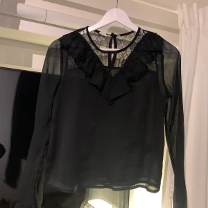 Spets blus - Jättegullig topp från Kappahl i storlek 158 men passar xs-s.