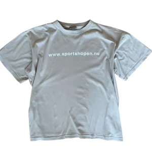 Boxy oversized t-shirt i storlek L - Oversized T-shirt från clique, Bra skick och mjukt tyg i storlek L, inga defekter, (mina mått är 181cm 70kg) Hör av dig angående frågor!