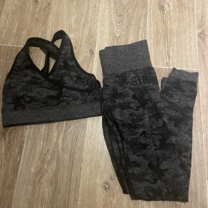 Gymshark sett - Snyggt sett ifrån gymshark. Storlek S. använt fåtal gånger. topp 100kr , tights 120kr eller tillsammans 200kr