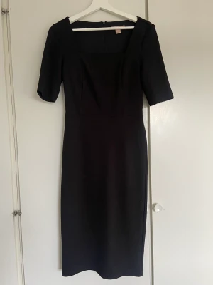 Svart elegant klänning  - Endast använd vid ett tillfälle, nyskick  