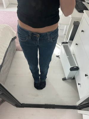 Jeans  - Säljer dessa låg midjade jeans som jag aldrig har använt. Köpte dem på en second hand butik inne i stan. Sitter lite långt på mig som är 1,62 men jag tycker bara det ser snyggt ut. Så någon som är 1,65 skulle absolut kunna ha dem💕Pris kan diskuteras ofc 